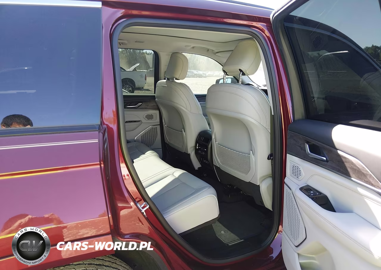 2023 Jeep Grand Cherokee Overland 4X4 VIN:1C4RJHDG8P8740868 - 8