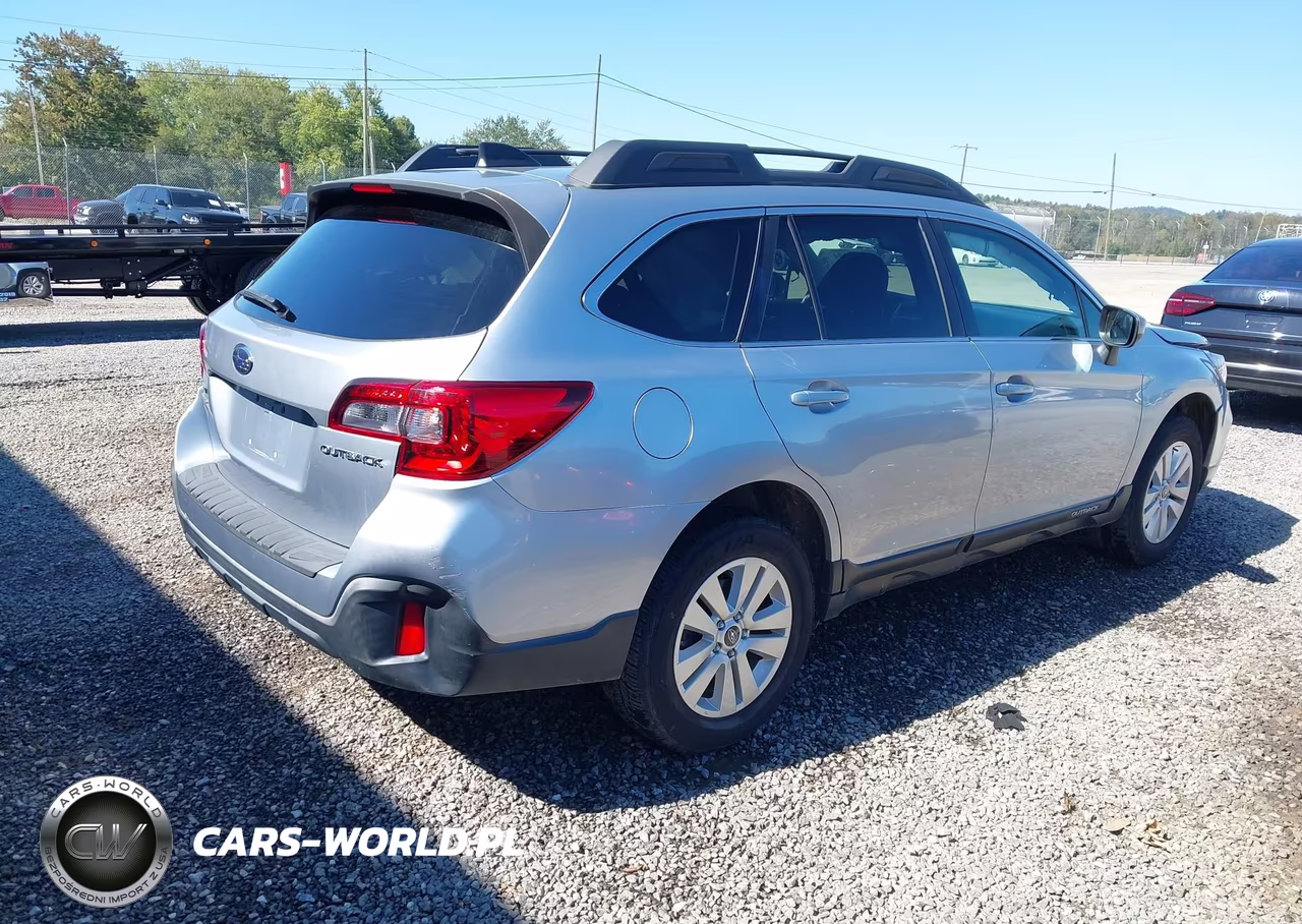 2018 Subaru Outback 2.5I Premium VIN:4S4BSACC2J3313058 - 4