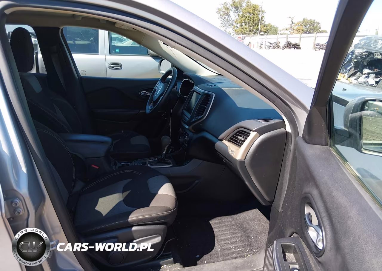 2014 Jeep Cherokee Latitude VIN:1C4PJLCS8EW105626 - 5
