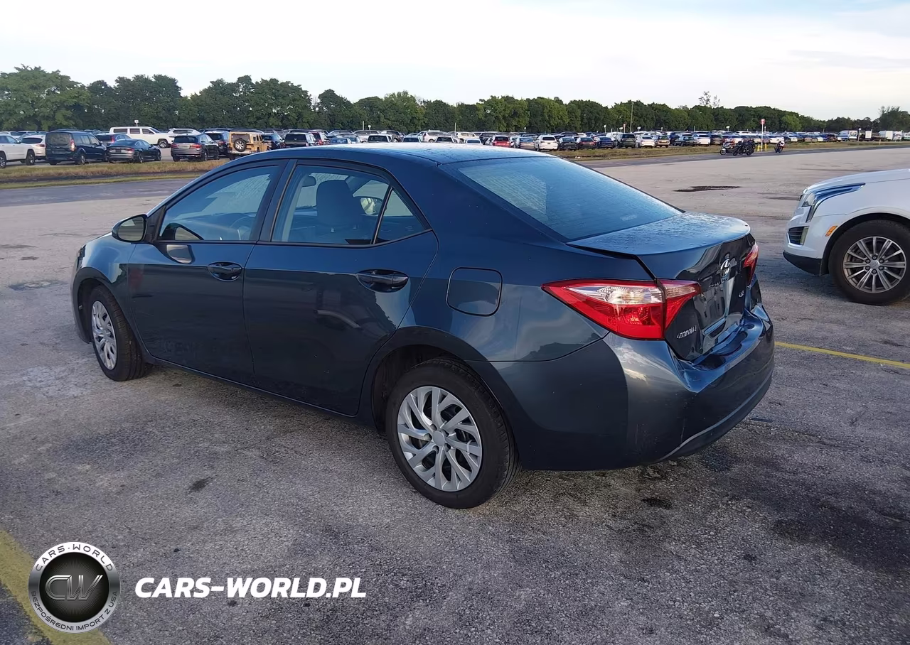 2018 Toyota Corolla Le VIN:2T1BURHE7JC123576 - 3