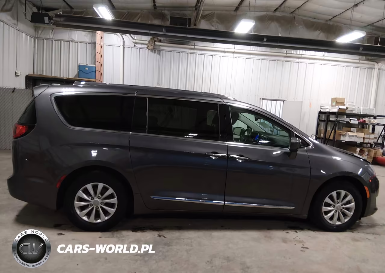 2018 Chrysler Pacifica Touring L VIN:2C4RC1BG2JR246795 - 14