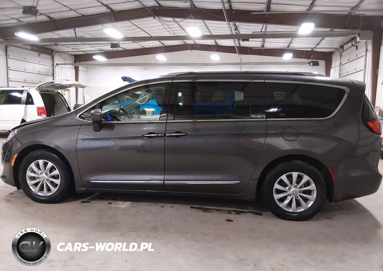 2018 Chrysler Pacifica Touring L VIN:2C4RC1BG2JR246795 - 15