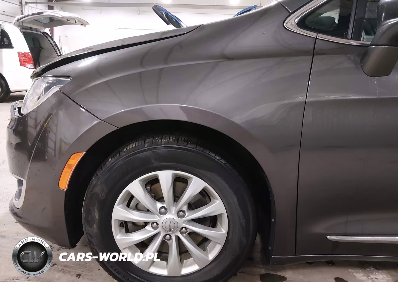 2018 Chrysler Pacifica Touring L VIN:2C4RC1BG2JR246795 - 21