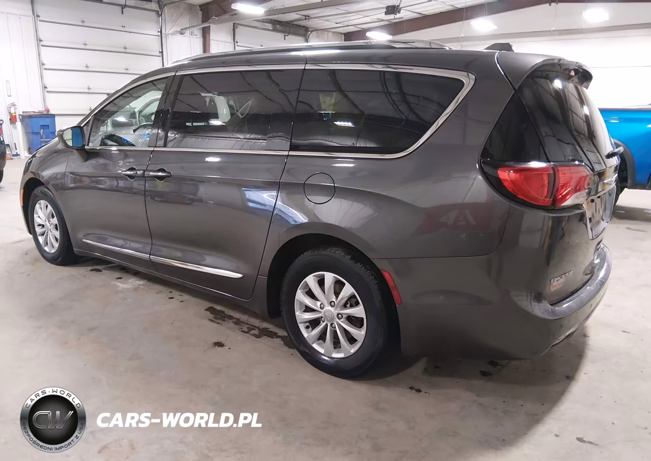 2018 Chrysler Pacifica Touring L VIN:2C4RC1BG2JR246795 - 3