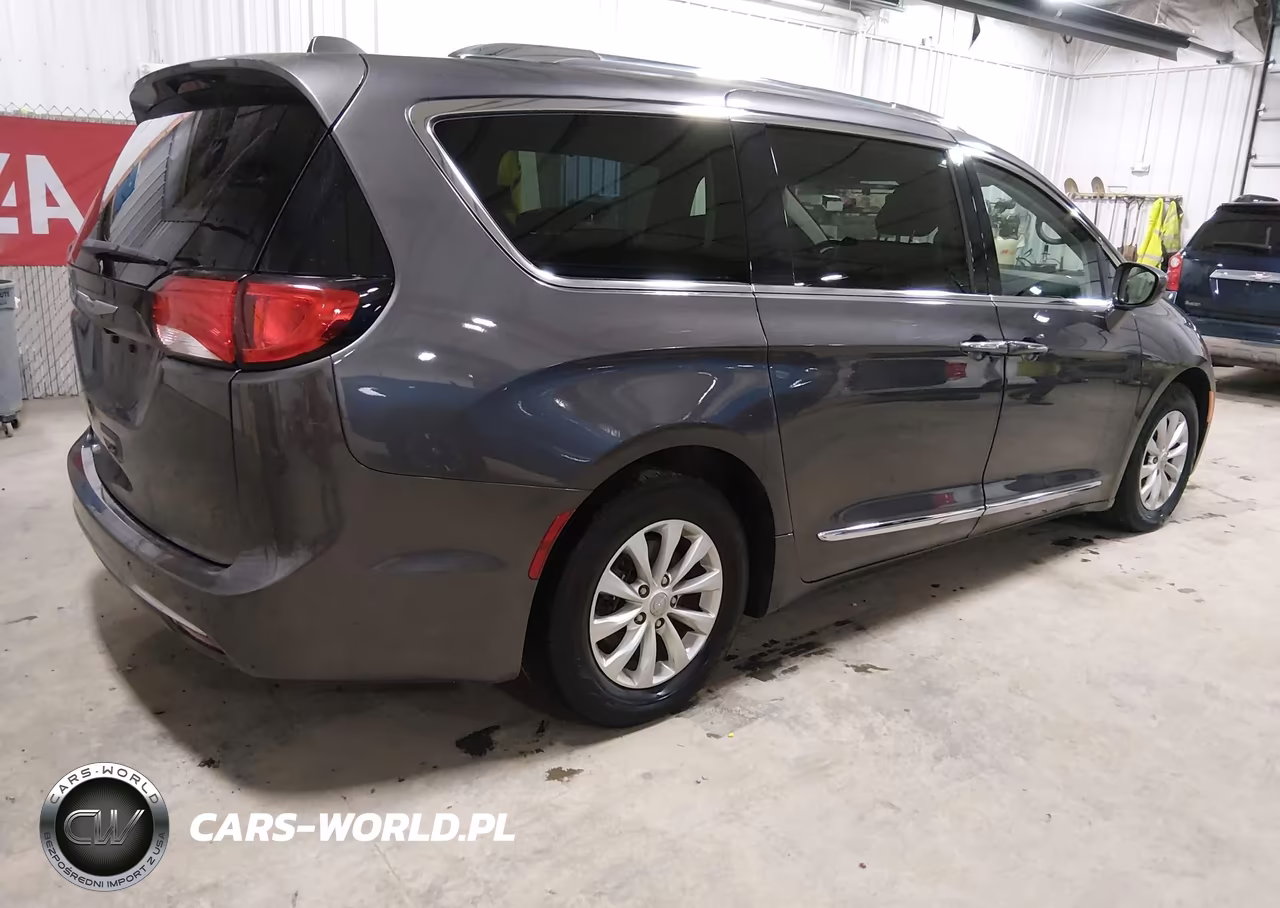2018 Chrysler Pacifica Touring L VIN:2C4RC1BG2JR246795 - 4
