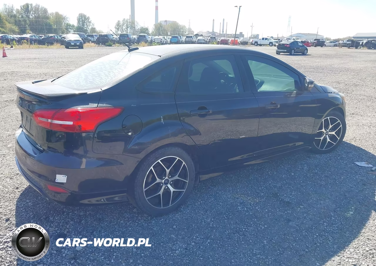 2015 Ford Focus Se VIN:1FADP3F2XFL321984 - 4