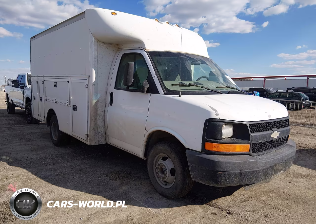 2007 Chevrolet Express Cutaway Work Van VIN:1GBJG31U471139981 - 1