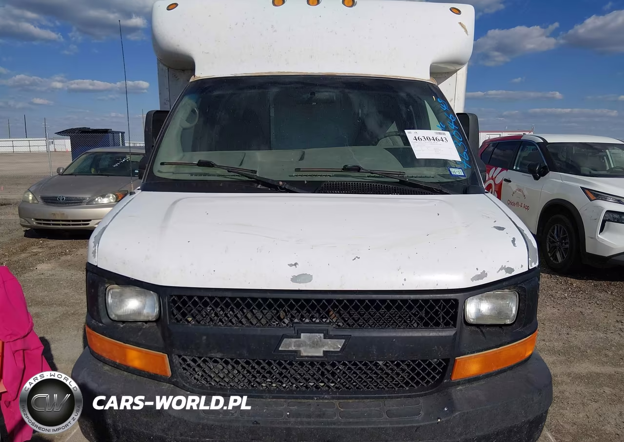 2007 Chevrolet Express Cutaway Work Van VIN:1GBJG31U471139981 - 11