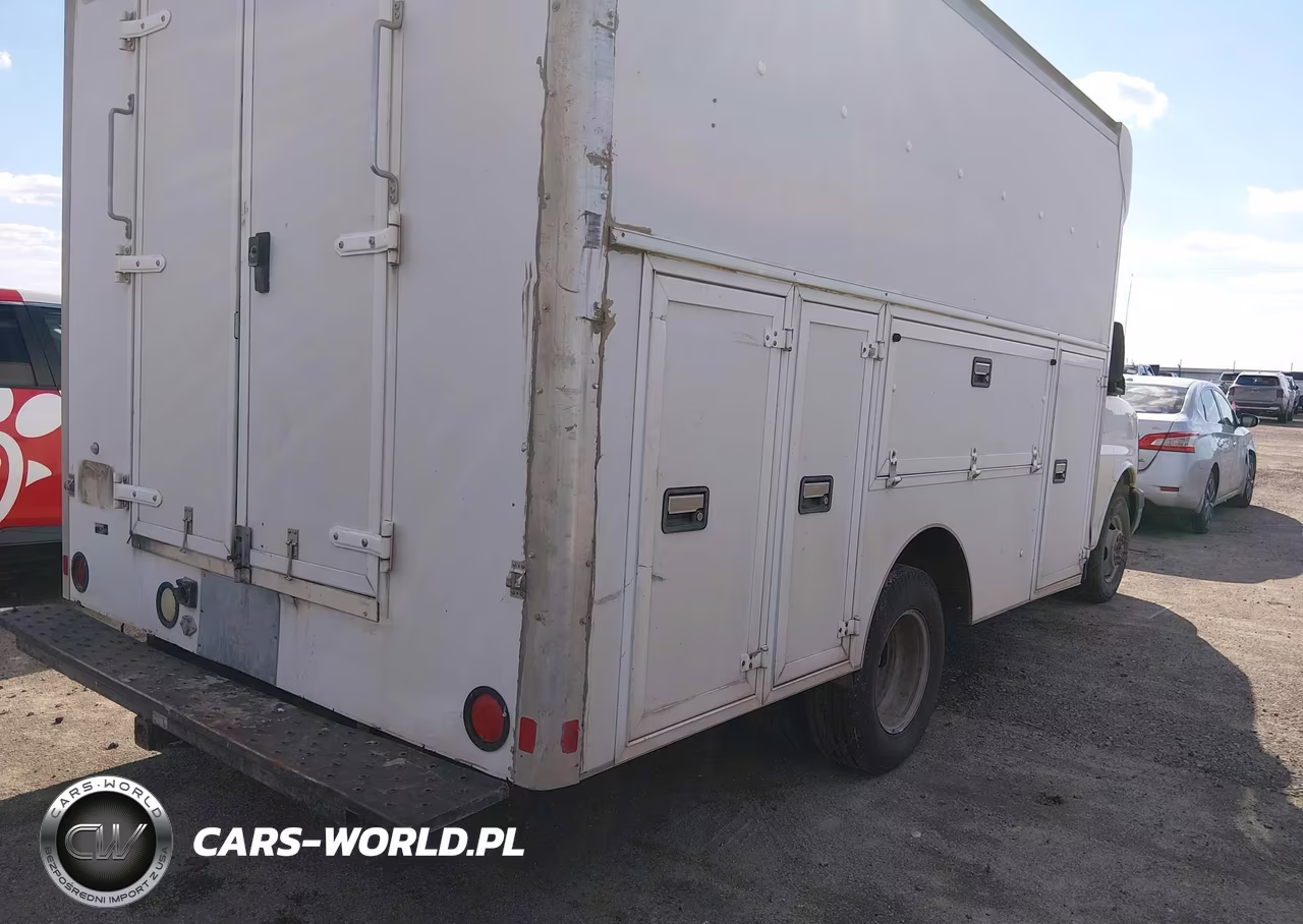 2007 Chevrolet Express Cutaway Work Van VIN:1GBJG31U471139981 - 4