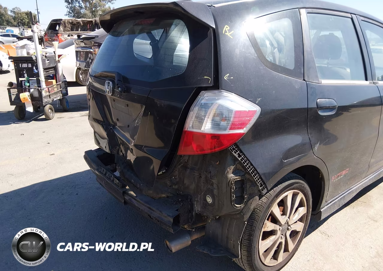 2013 Honda Fit Sport VIN:JHMGE8H53DC042843 - 18