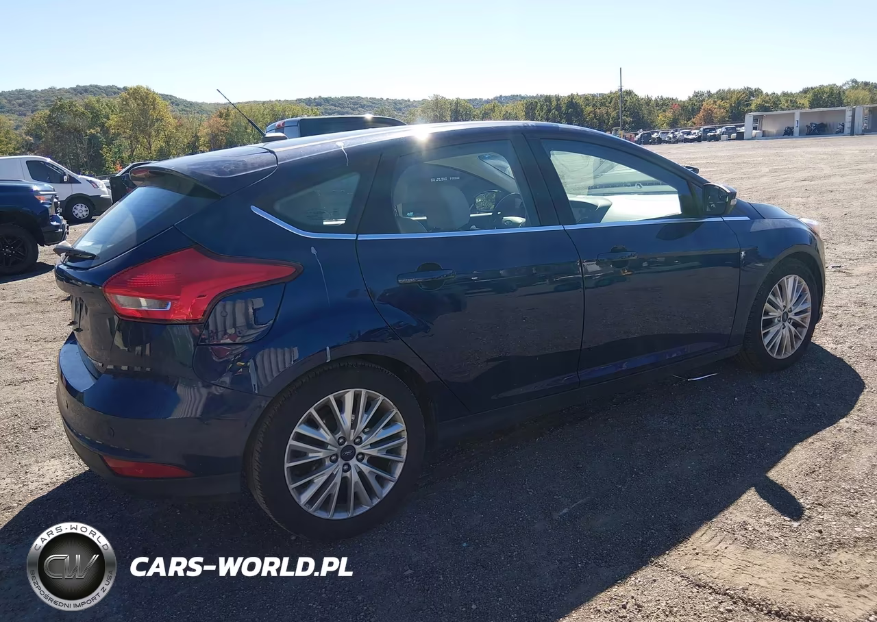 2016 Ford Focus Titanium VIN:1FADP3N27GL299610 - 4