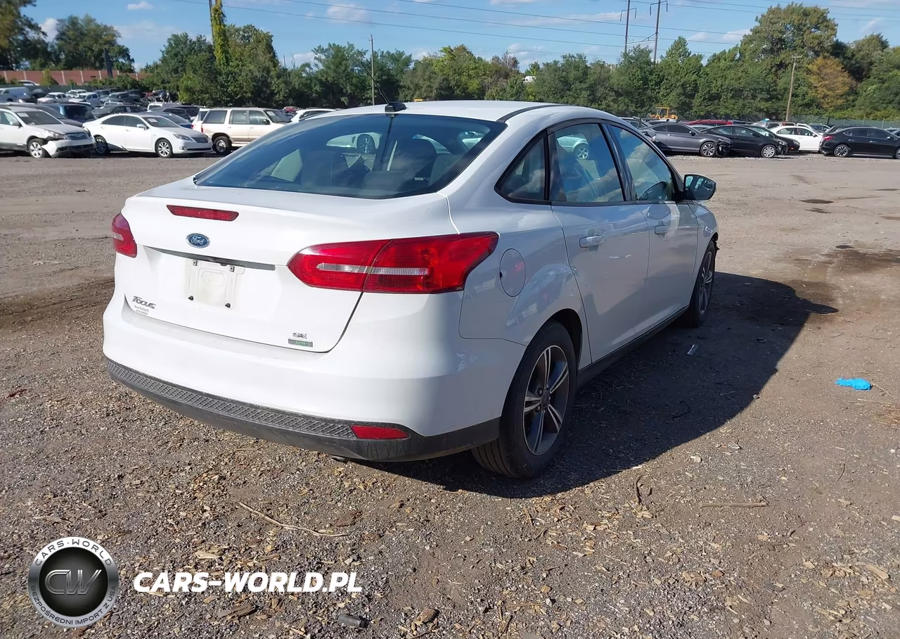 2017 Ford Focus Se VIN:1FADP3FE4HL259950 - 4