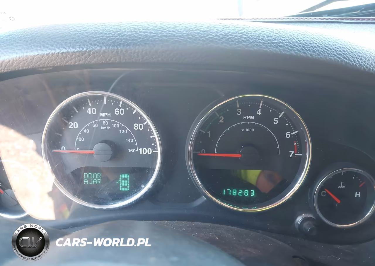 2013 Jeep Wrangler Unlimited Sahara VIN:1C4HJWEG8DL625727 - 7