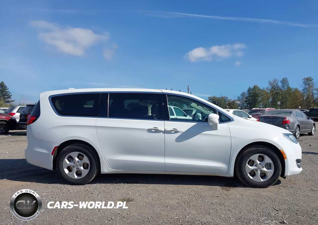 2017 Chrysler Pacifica Hybrid Touring Plus VIN:2C4RC1H72HR837310 - 13