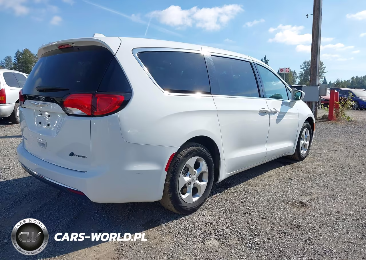 2017 Chrysler Pacifica Hybrid Touring Plus VIN:2C4RC1H72HR837310 - 4