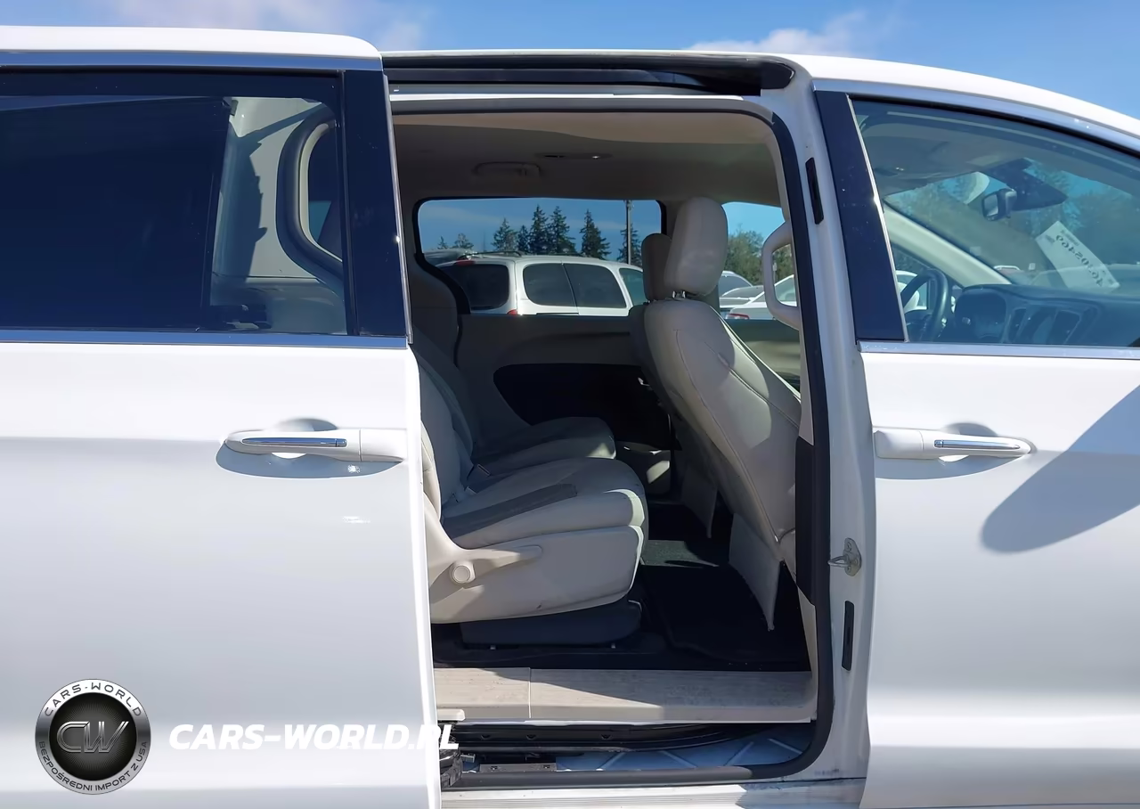 2017 Chrysler Pacifica Hybrid Touring Plus VIN:2C4RC1H72HR837310 - 8