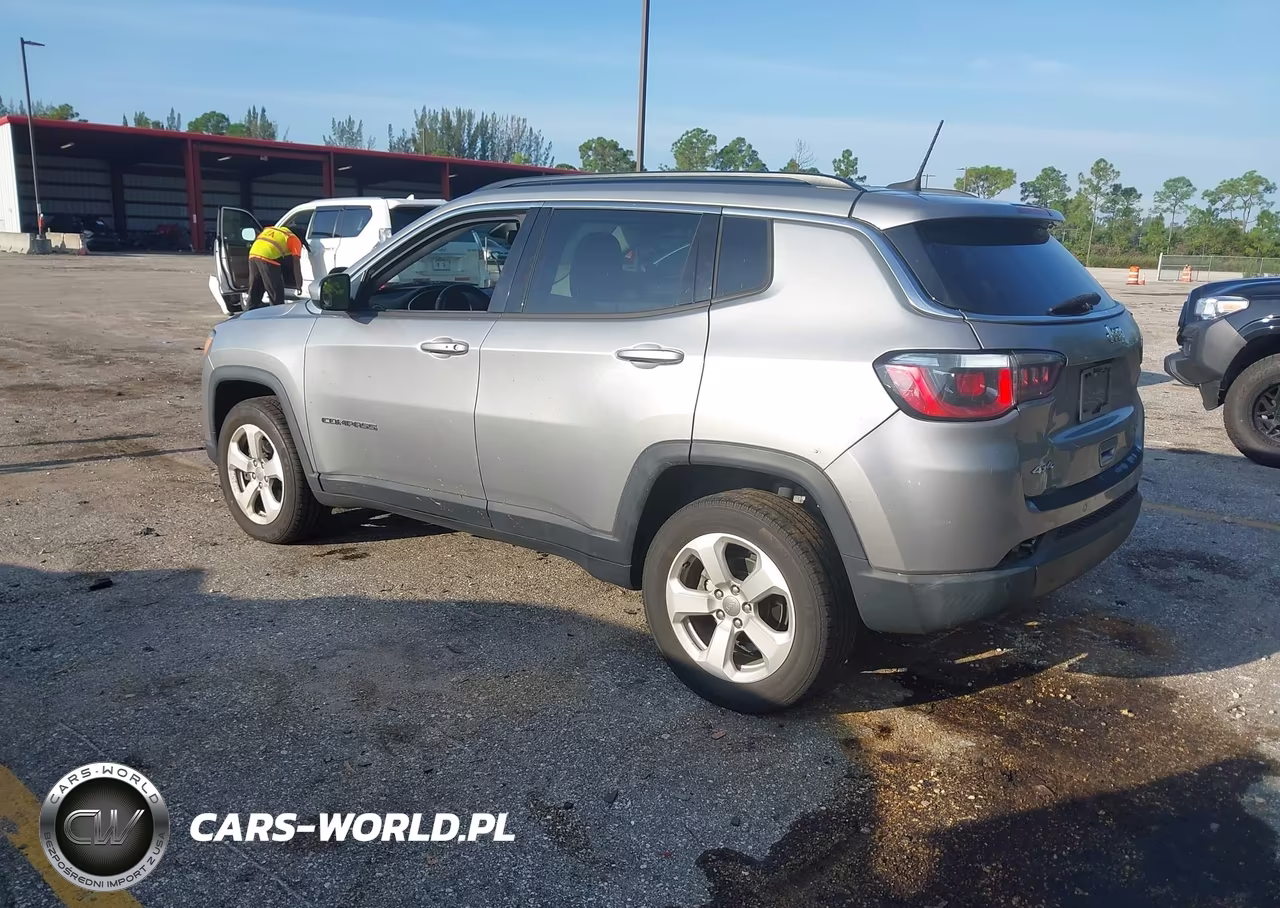 2019 Jeep Compass Latitude 4X4 VIN:3C4NJDBB2KT839498 - 3