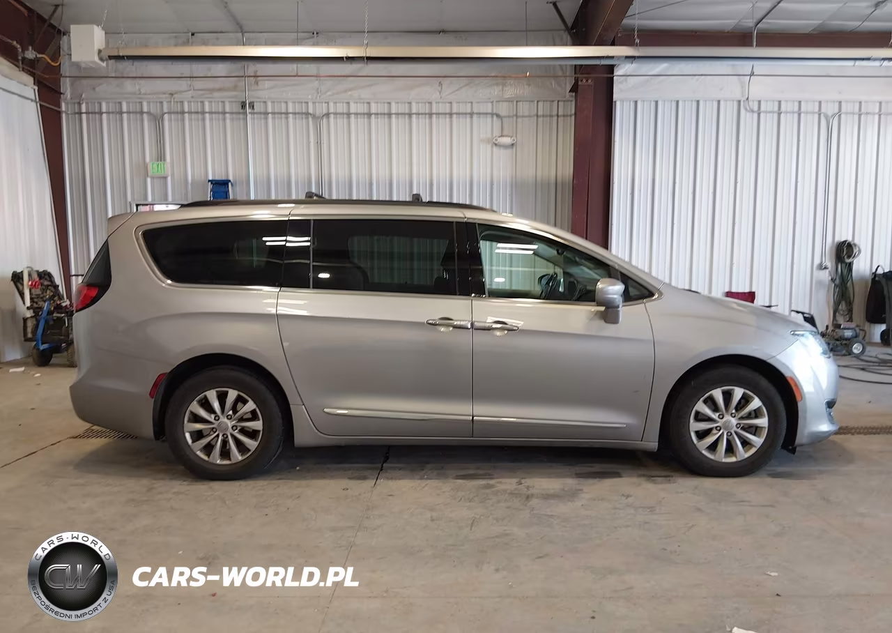 2017 Chrysler Pacifica Touring-L VIN:2C4RC1BG3HR642650 - 13