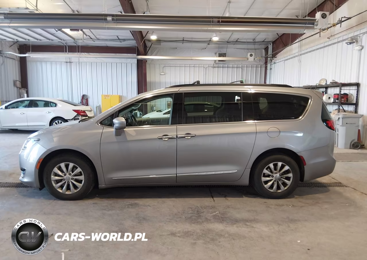 2017 Chrysler Pacifica Touring-L VIN:2C4RC1BG3HR642650 - 14