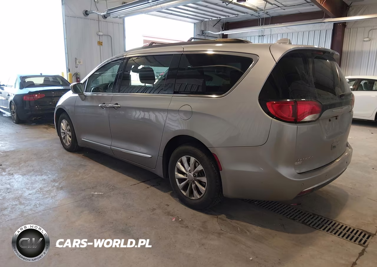 2017 Chrysler Pacifica Touring-L VIN:2C4RC1BG3HR642650 - 3