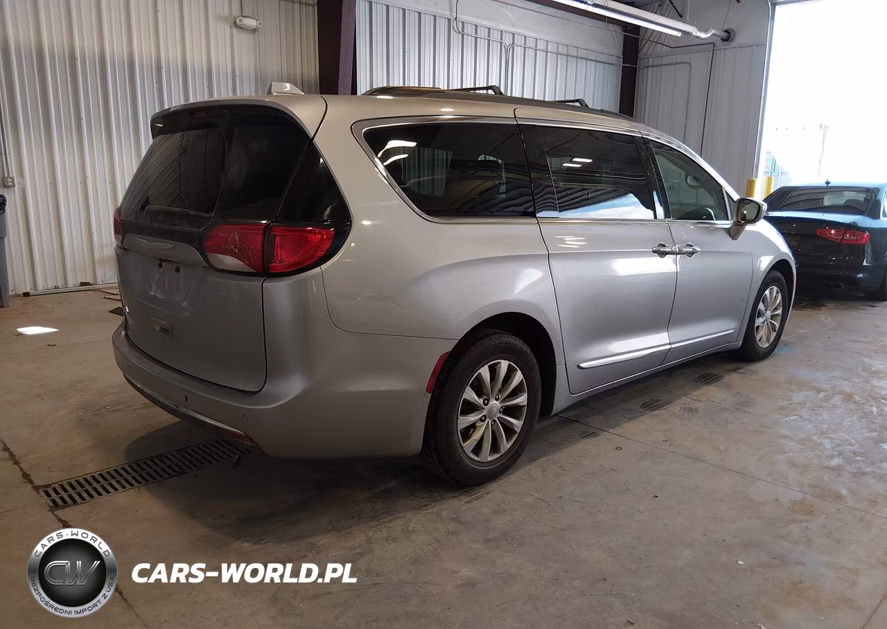 2017 Chrysler Pacifica Touring-L VIN:2C4RC1BG3HR642650 - 4