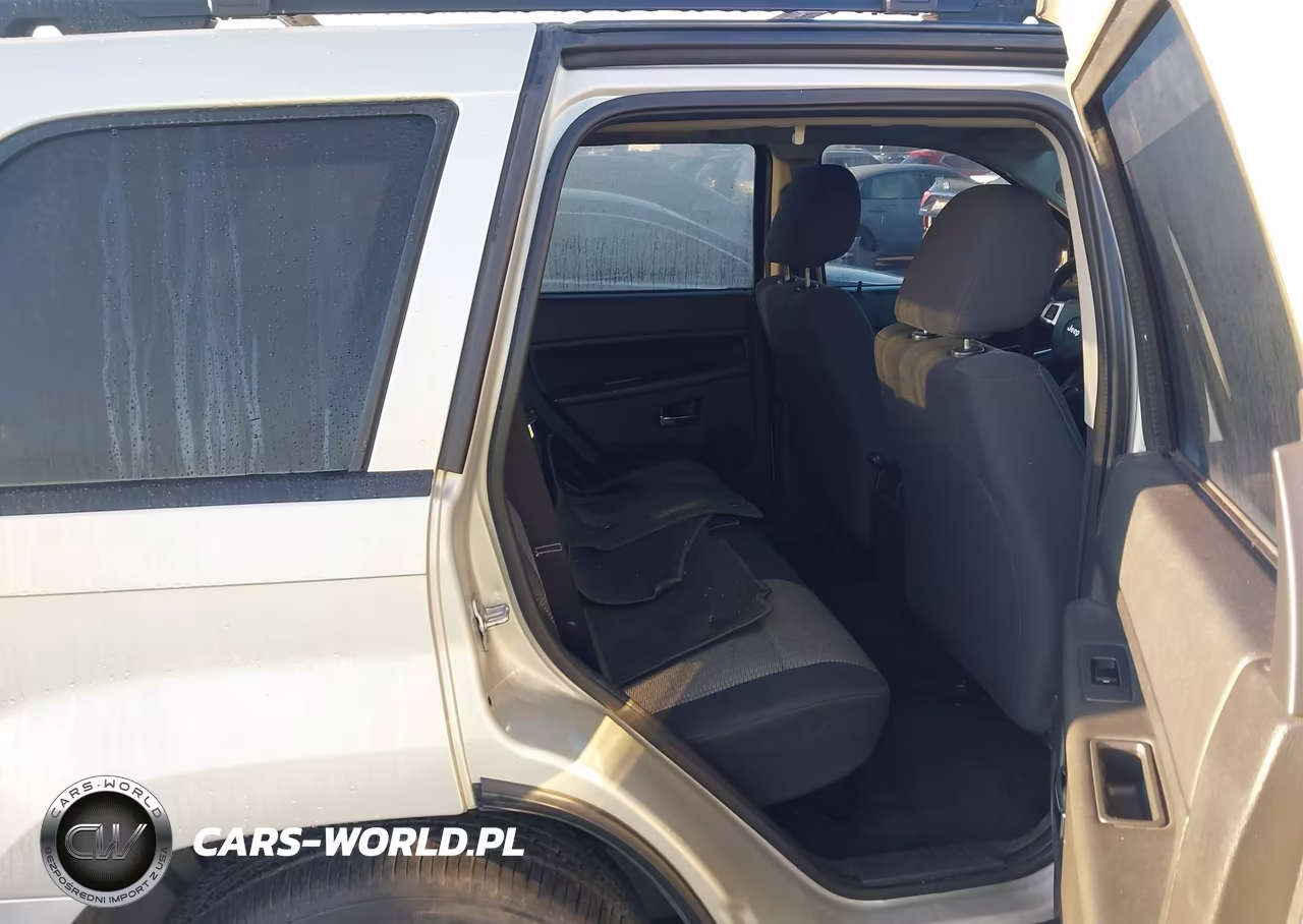 2010 Jeep Grand Cherokee Laredo VIN:1J4PS4GK1AC152676 - 8