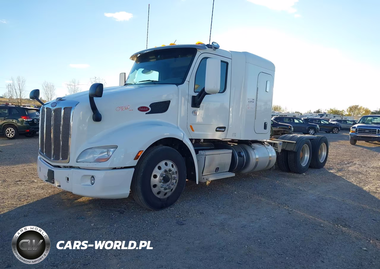 2017 Peterbilt 579 VIN:1XPBD49XXHD414975 - 2