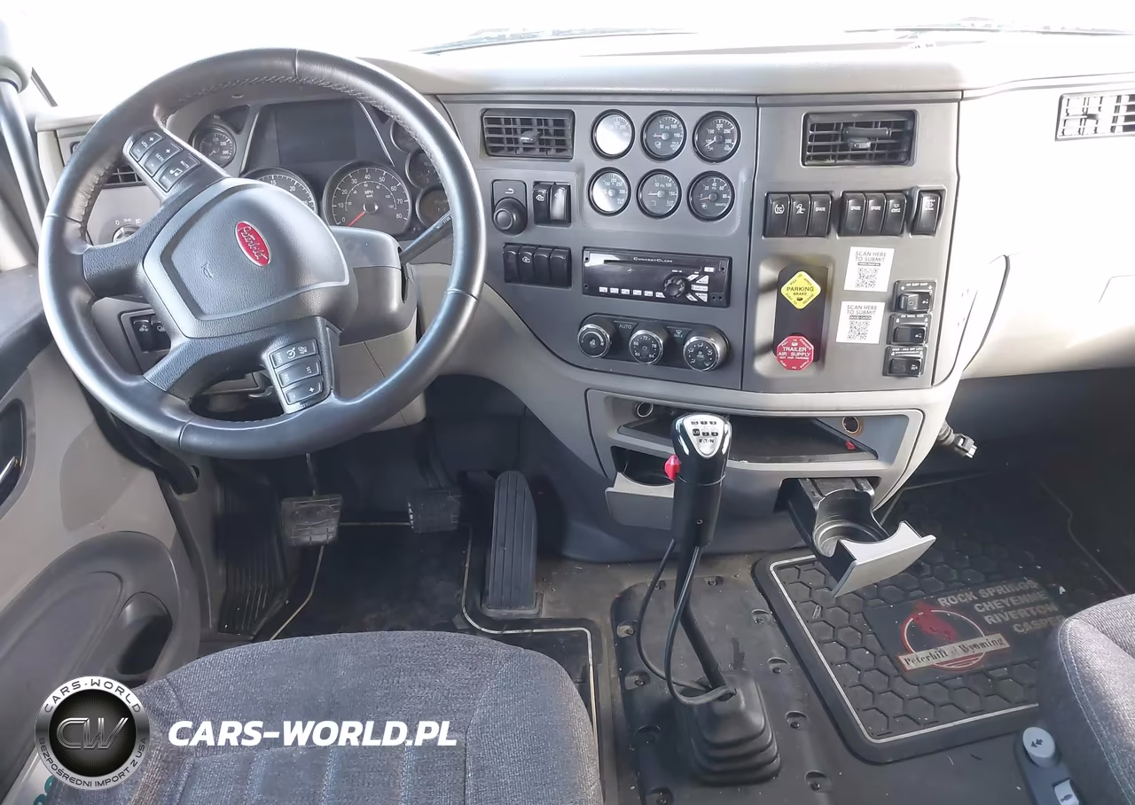 2017 Peterbilt 579 VIN:1XPBD49XXHD414975 - 24