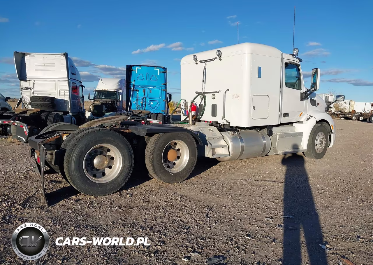 2017 Peterbilt 579 VIN:1XPBD49XXHD414975 - 4