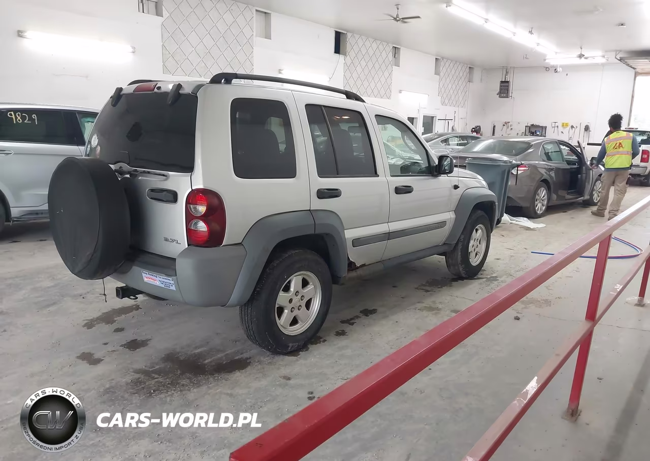 2005 Jeep Liberty Sport VIN:1J4GL48K15W506910 - 4
