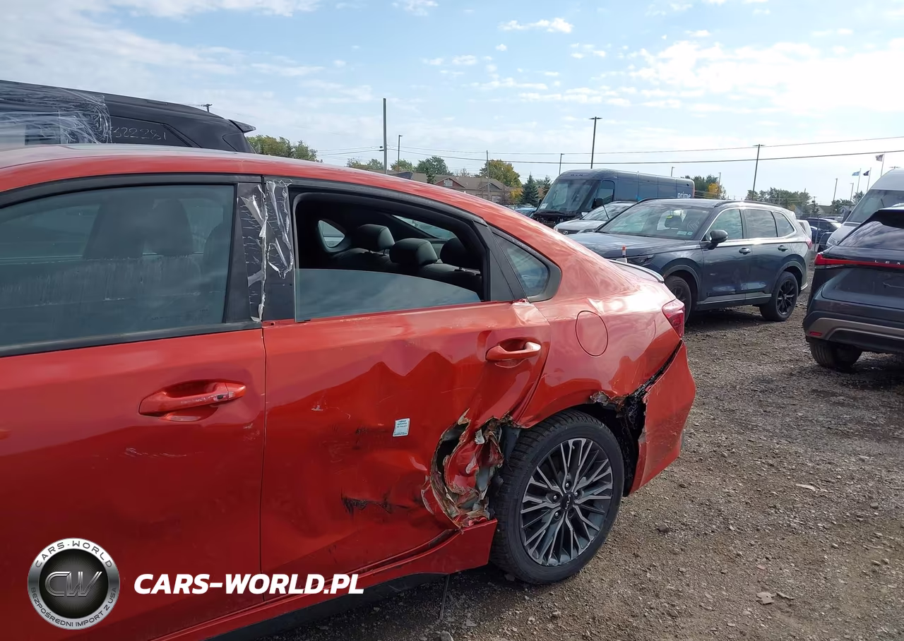 2023 Kia Forte Gt-Line VIN:3KPF54AD5PE639755 - 17