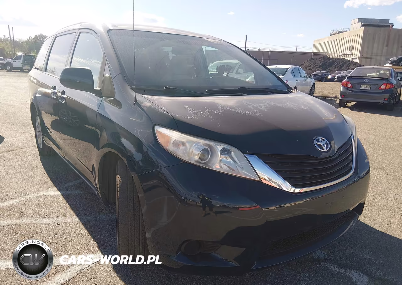 2012 Toyota Sienna Le V6 8 Passenger