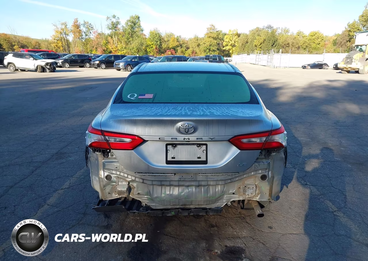 2018 Toyota Camry Le VIN:JTNB11HK9J3043524 - 16