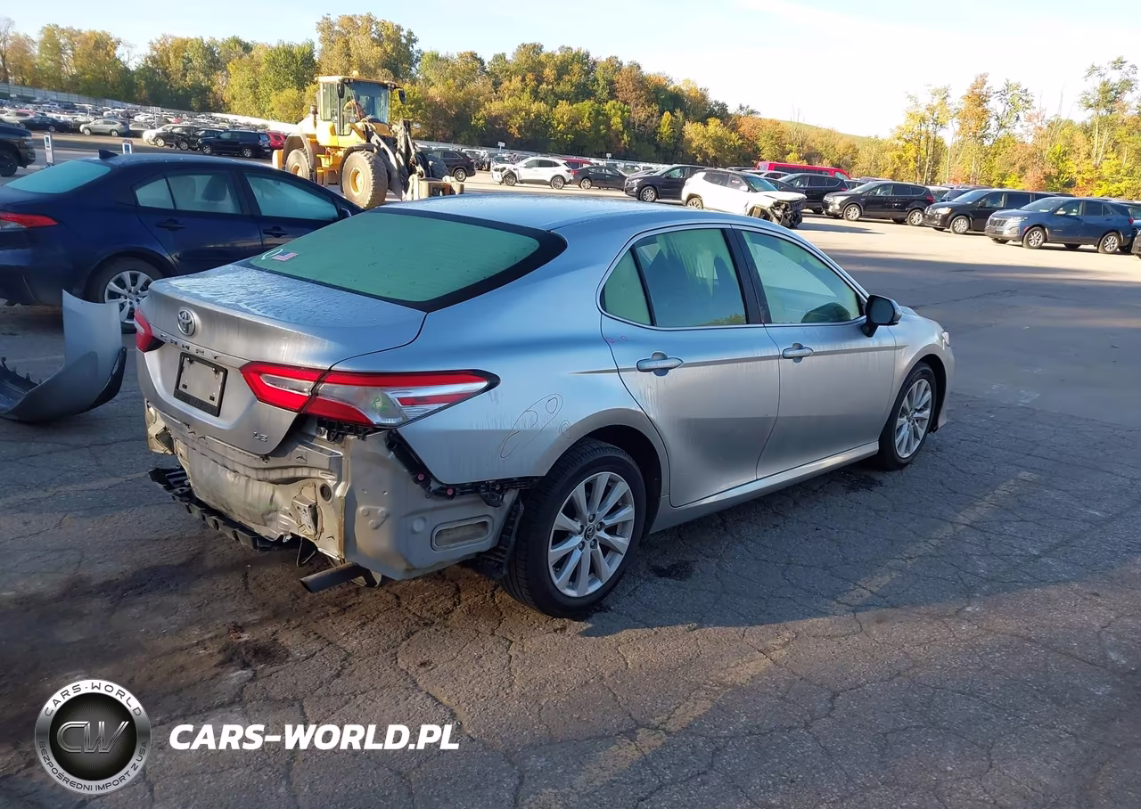 2018 Toyota Camry Le VIN:JTNB11HK9J3043524 - 4