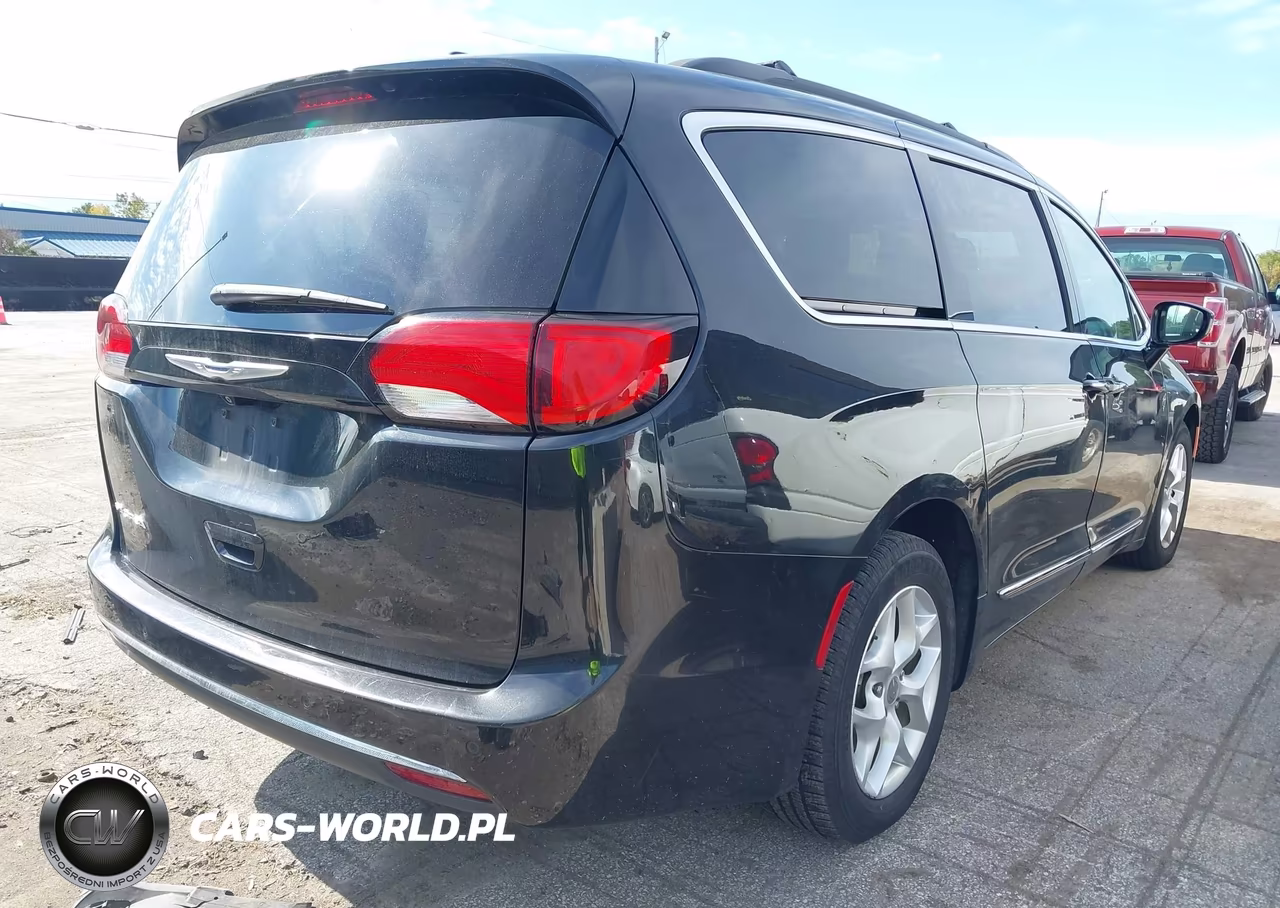 2017 Chrysler Pacifica Touring-L VIN:2C4RC1BG5HR810093 - 4