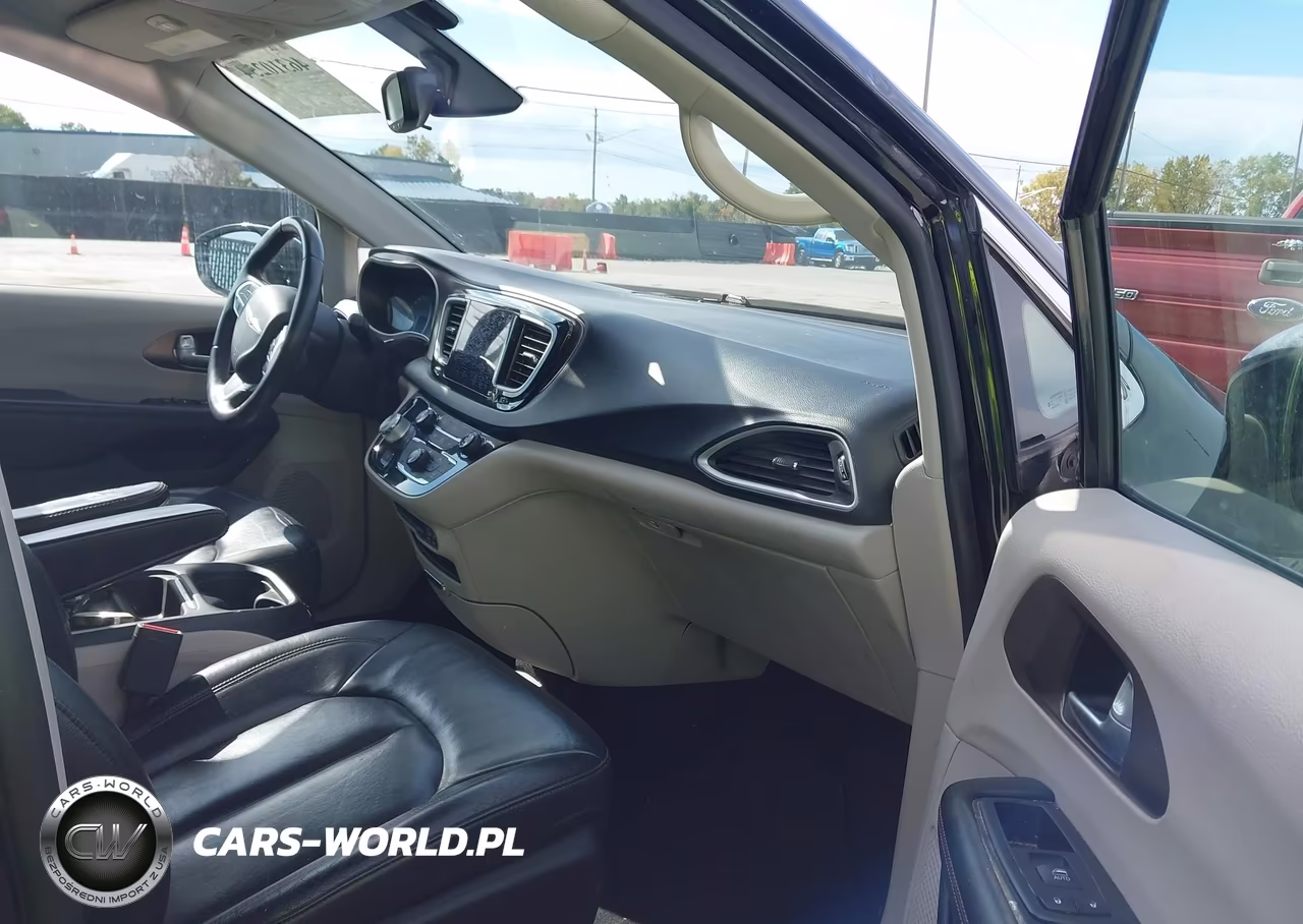 2017 Chrysler Pacifica Touring-L VIN:2C4RC1BG5HR810093 - 5