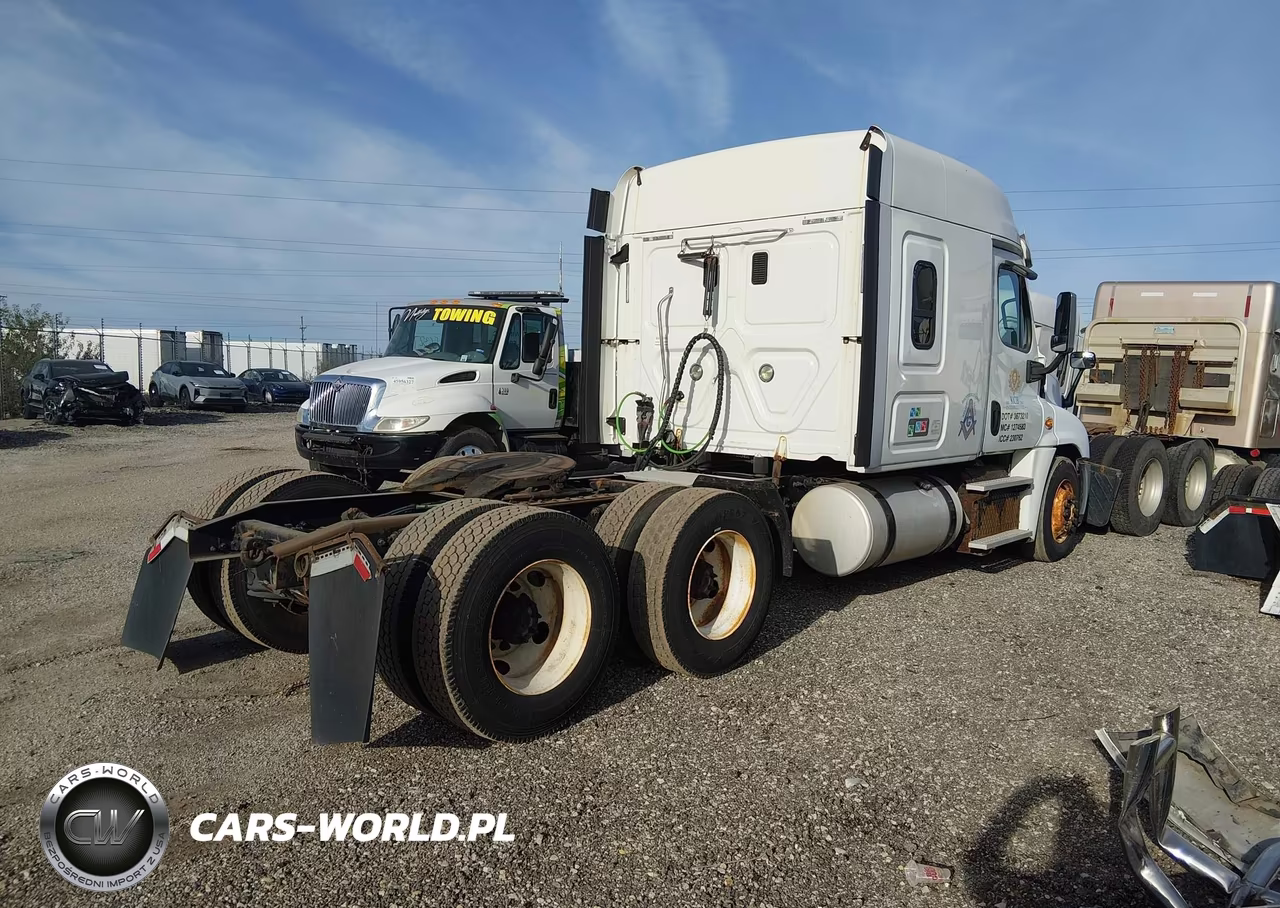 2015 Freightliner Cascadia 125 VIN:3AKJGLD68FSGP2931 - 4