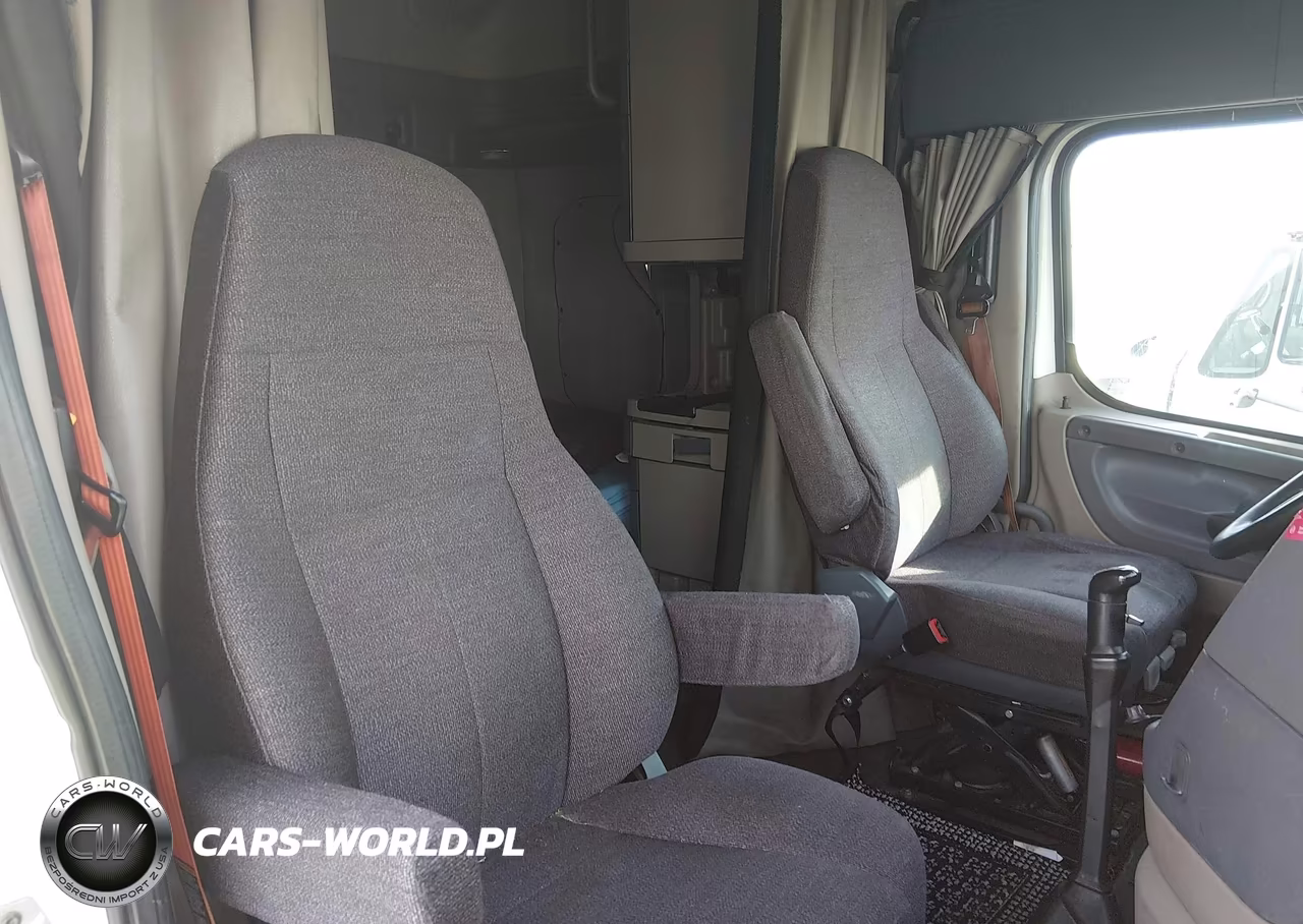 2015 Freightliner Cascadia 125 VIN:3AKJGLD68FSGP2931 - 7