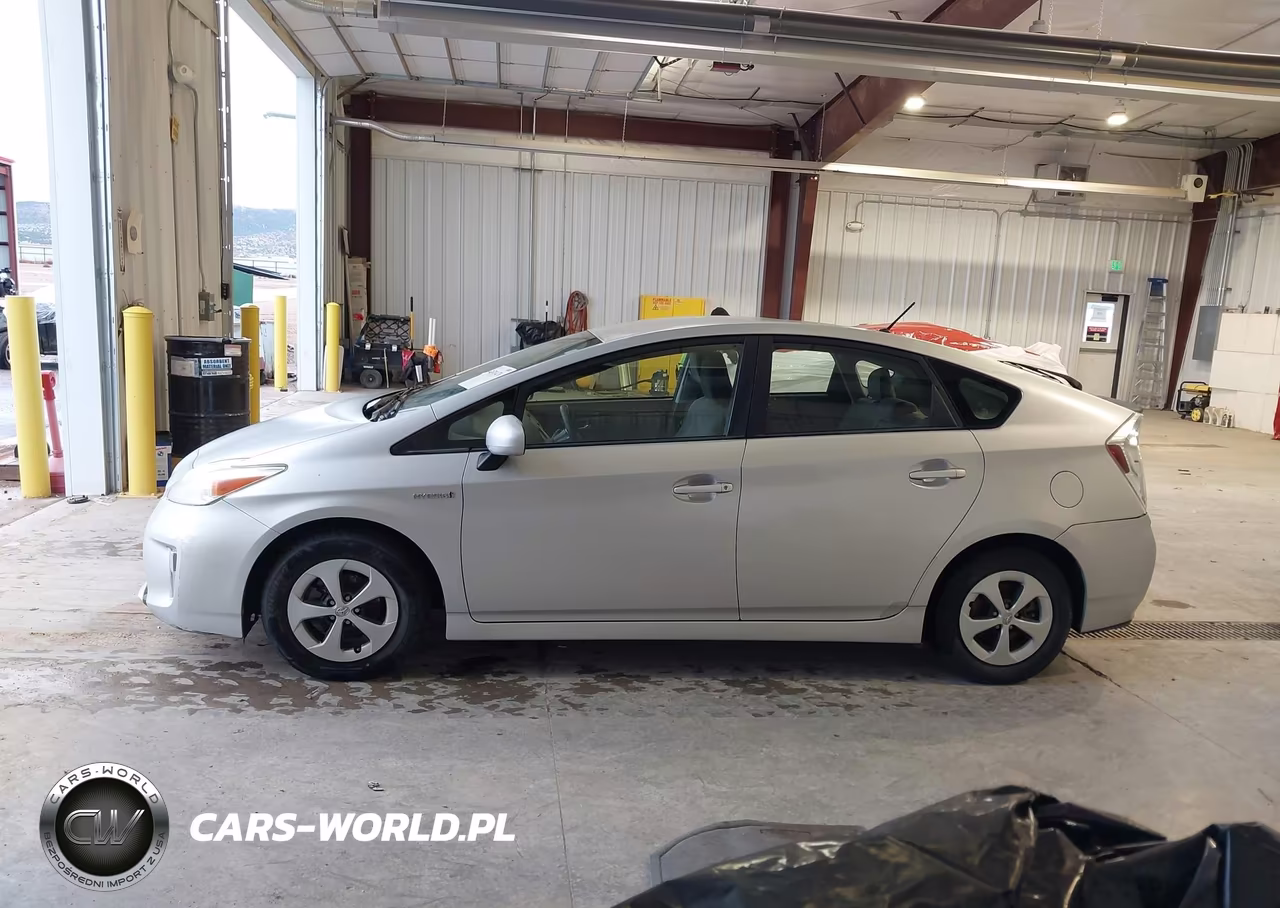 2013 Toyota Prius Two VIN:JTDKN3DU2D5564931 - 14