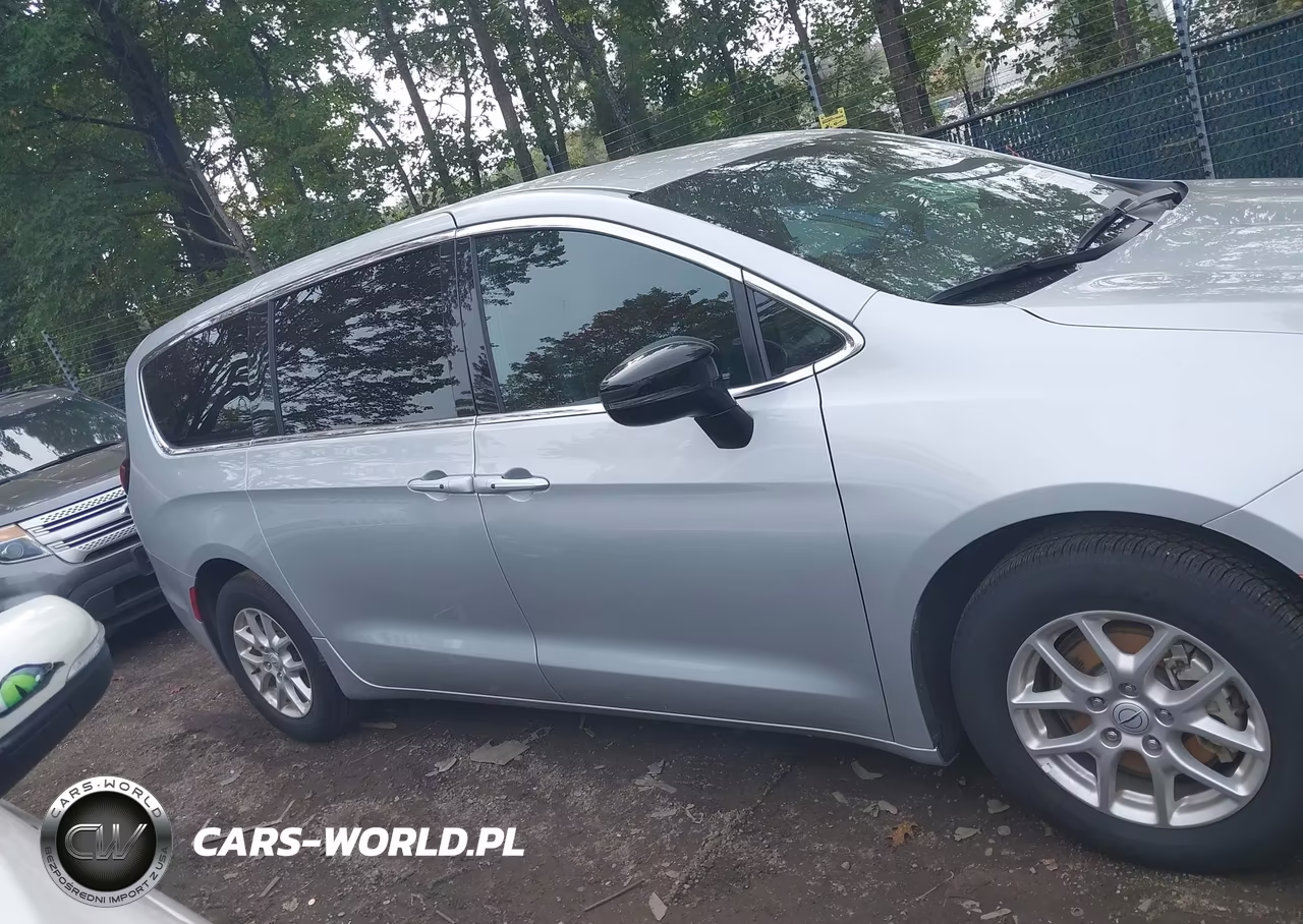 2026 Chrysler Pacifica Select VIN:2C4RC1BGXTR196635 - 13