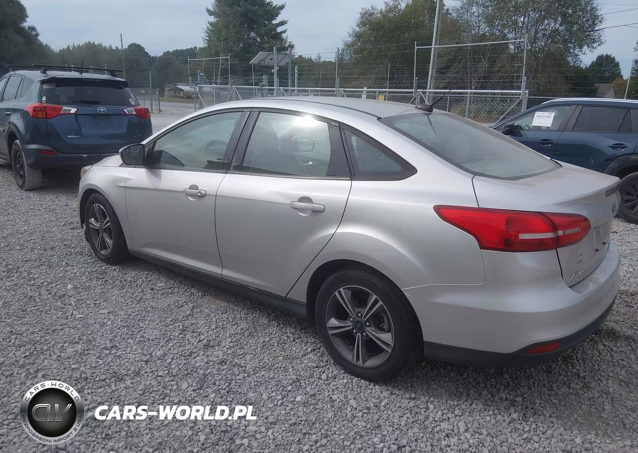 2018 Ford Focus Se VIN:1FADP3FE5JL265715 - 3