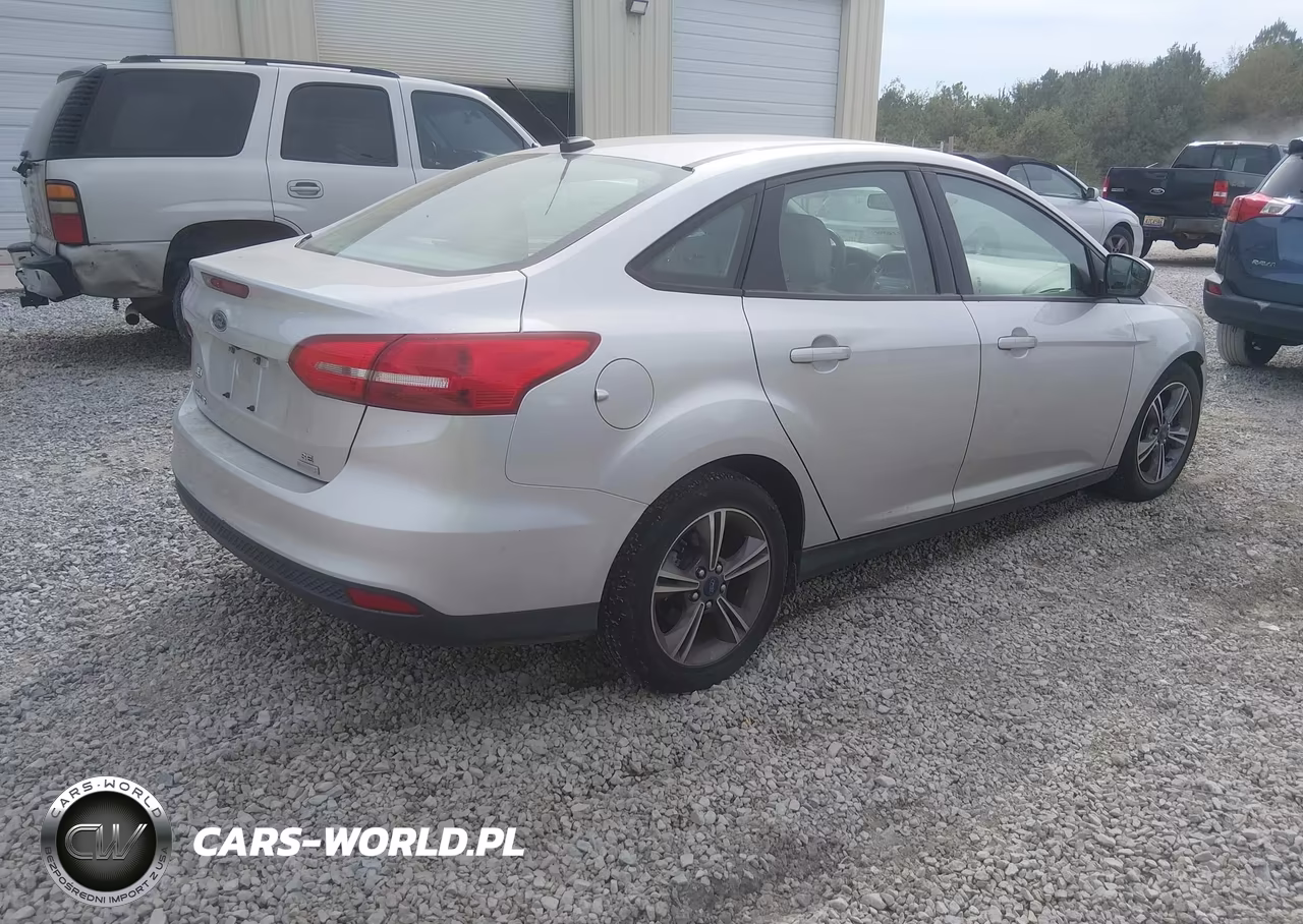2018 Ford Focus Se VIN:1FADP3FE5JL265715 - 4
