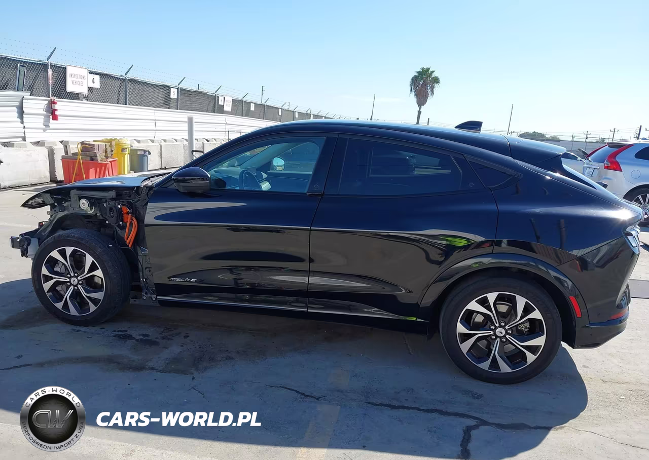 2022 Ford Mustang Mach-E Premium VIN:3FMTK3R70NMA11640 - 15