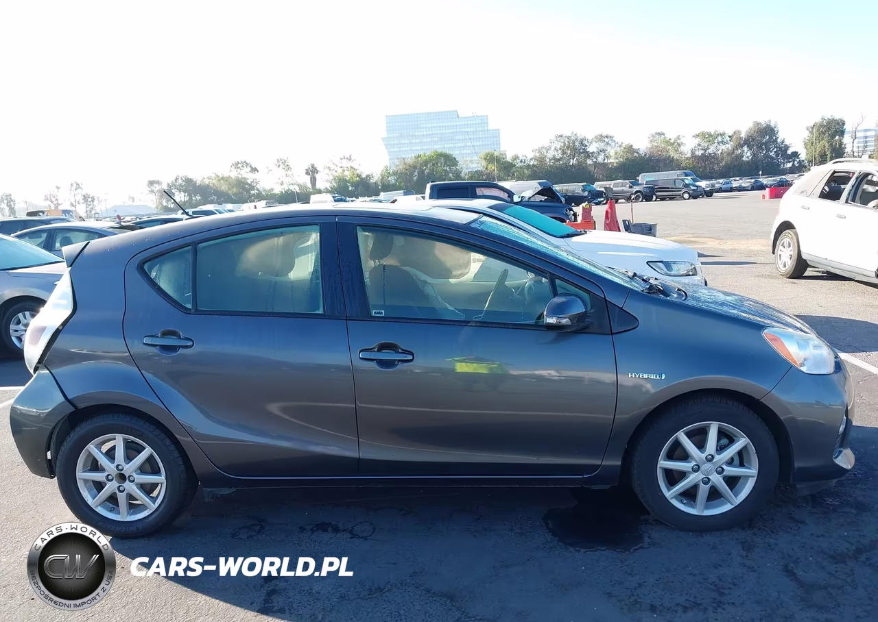 2013 Toyota Prius C Three VIN:JTDKDTB39D1055861 - 13
