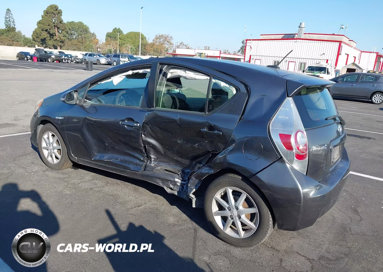 2013 Toyota Prius C Three VIN:JTDKDTB39D1055861 - 3