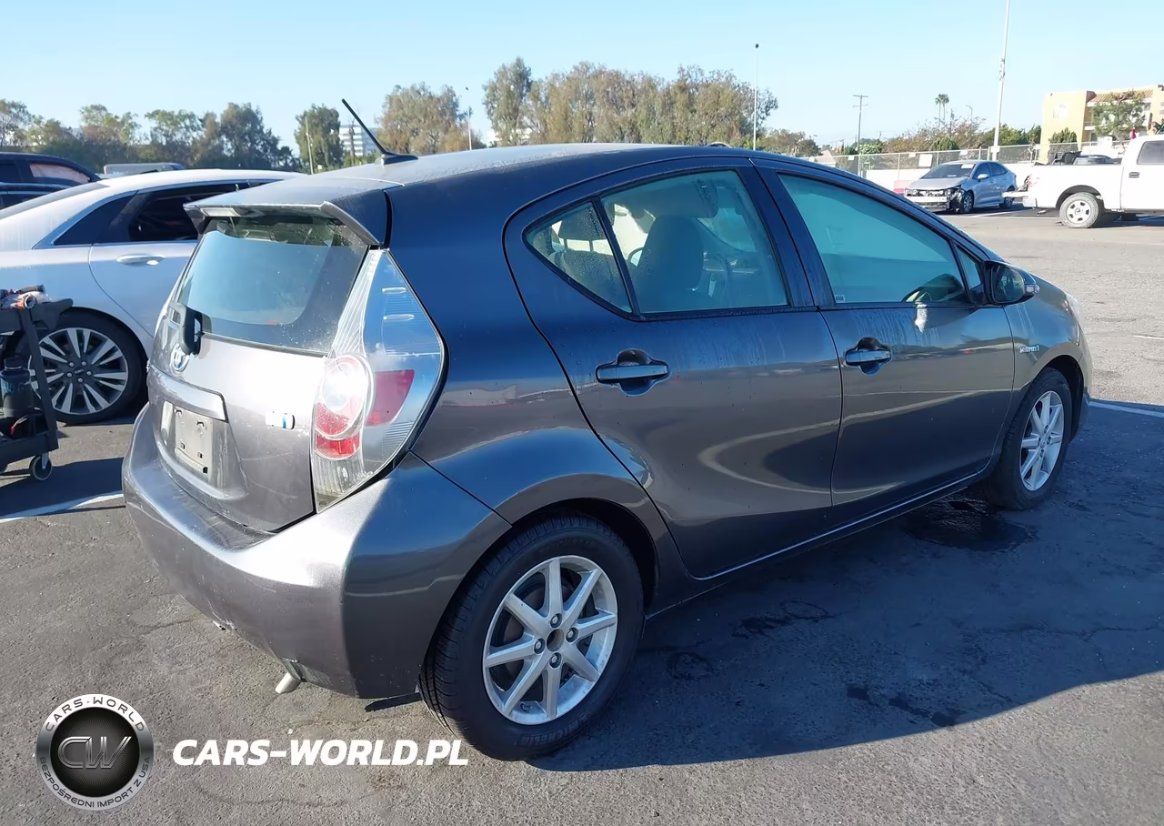 2013 Toyota Prius C Three VIN:JTDKDTB39D1055861 - 4