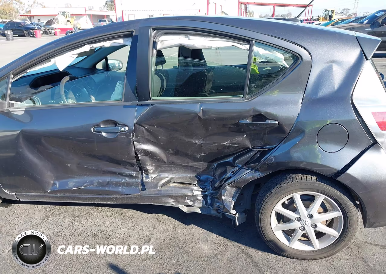 2013 Toyota Prius C Three VIN:JTDKDTB39D1055861 - 6