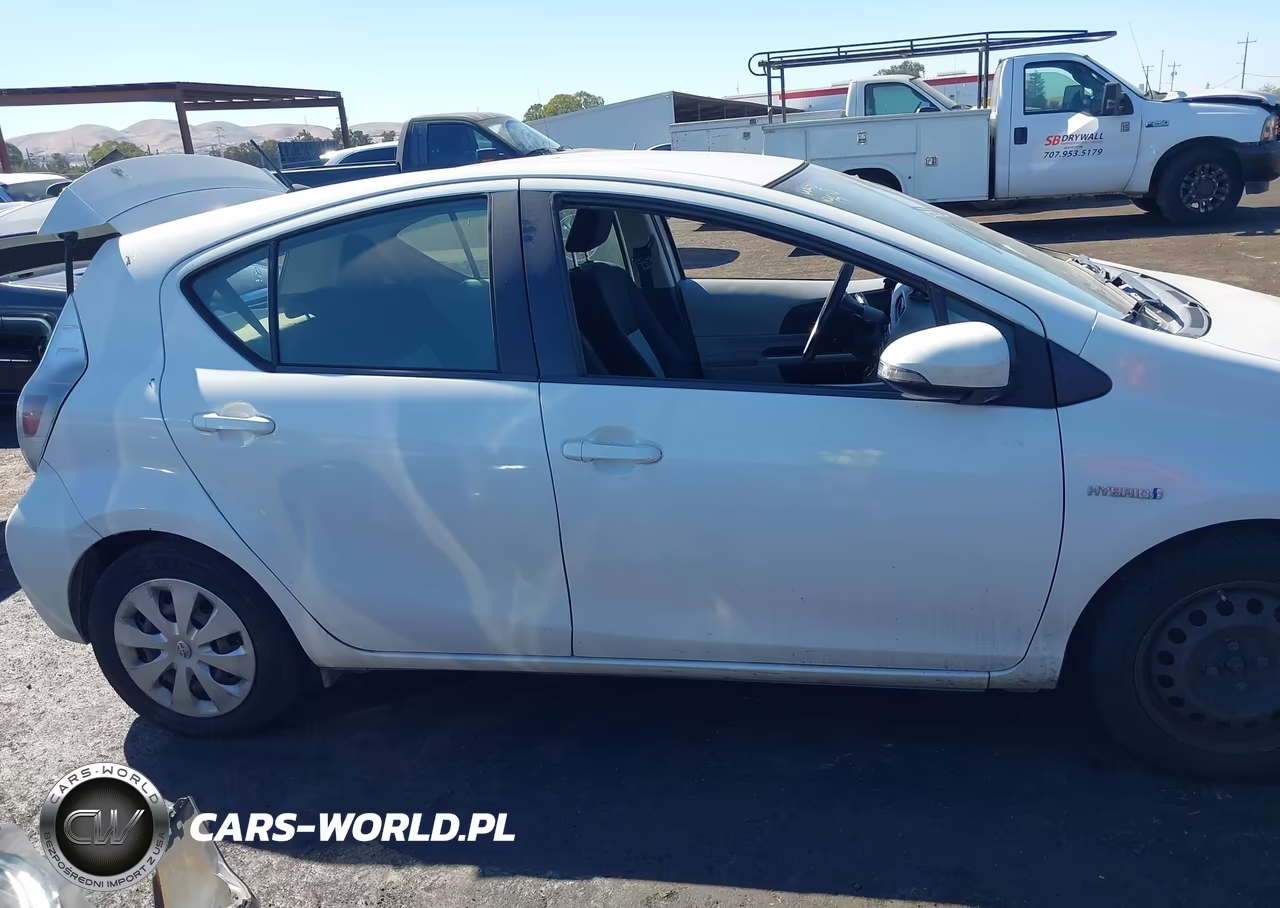 2014 Toyota Prius C Two VIN:JTDKDTB33E1562496 - 13