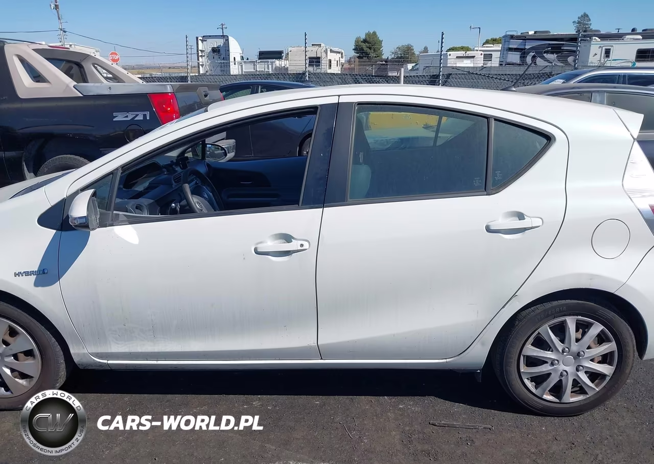 2014 Toyota Prius C Two VIN:JTDKDTB33E1562496 - 14