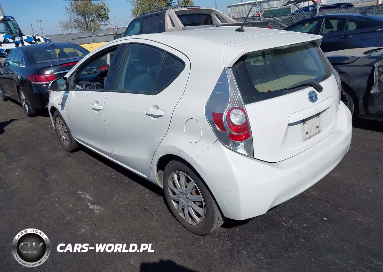 2014 Toyota Prius C Two VIN:JTDKDTB33E1562496 - 3